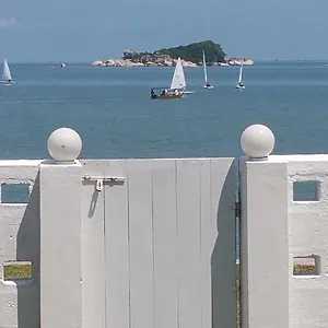  Séjour chez l'habitant G&t's Beach Front
